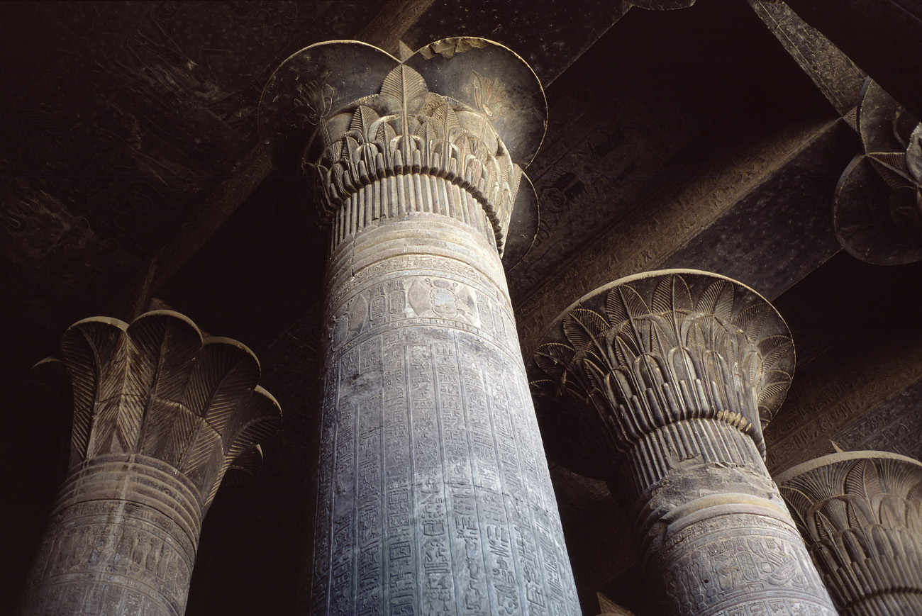 egyp04_16 khnoum esna chapiteaux.jpg - Esna temple de Khnoum colonnes dans le style de la basse époque Provia 100 F